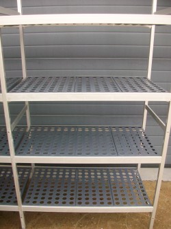 7.1 mètres linéaires d'étagères alimentaires